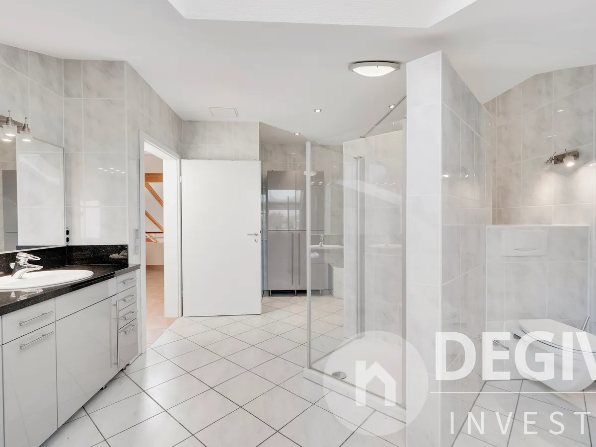 Großzügige Duschzone mit Glasabtrennung