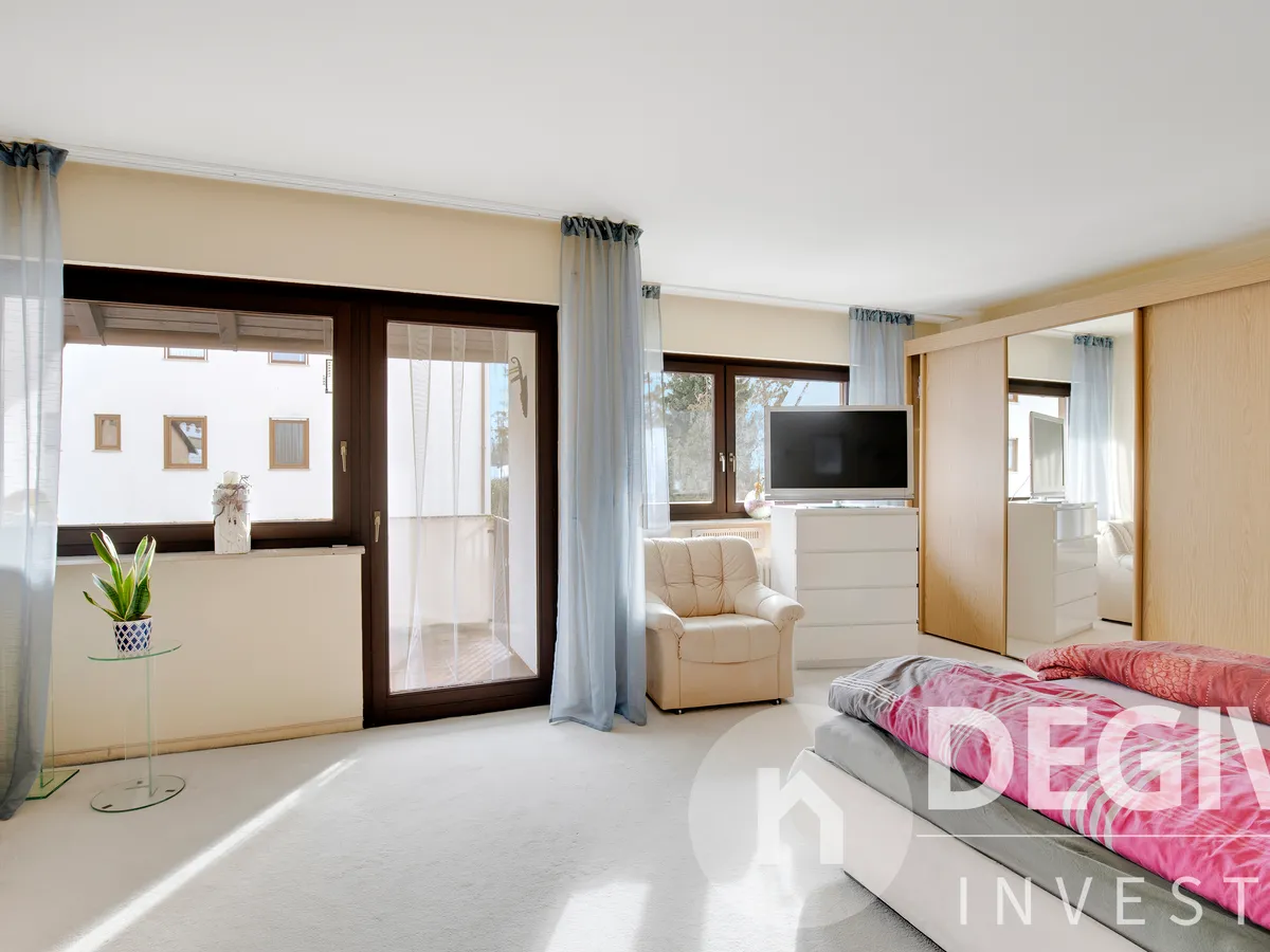 Schlafzimmer mit Balkon OG