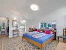 Schlafzimmer mit zugang zum Ankleidezimmer, Bad und Balkon