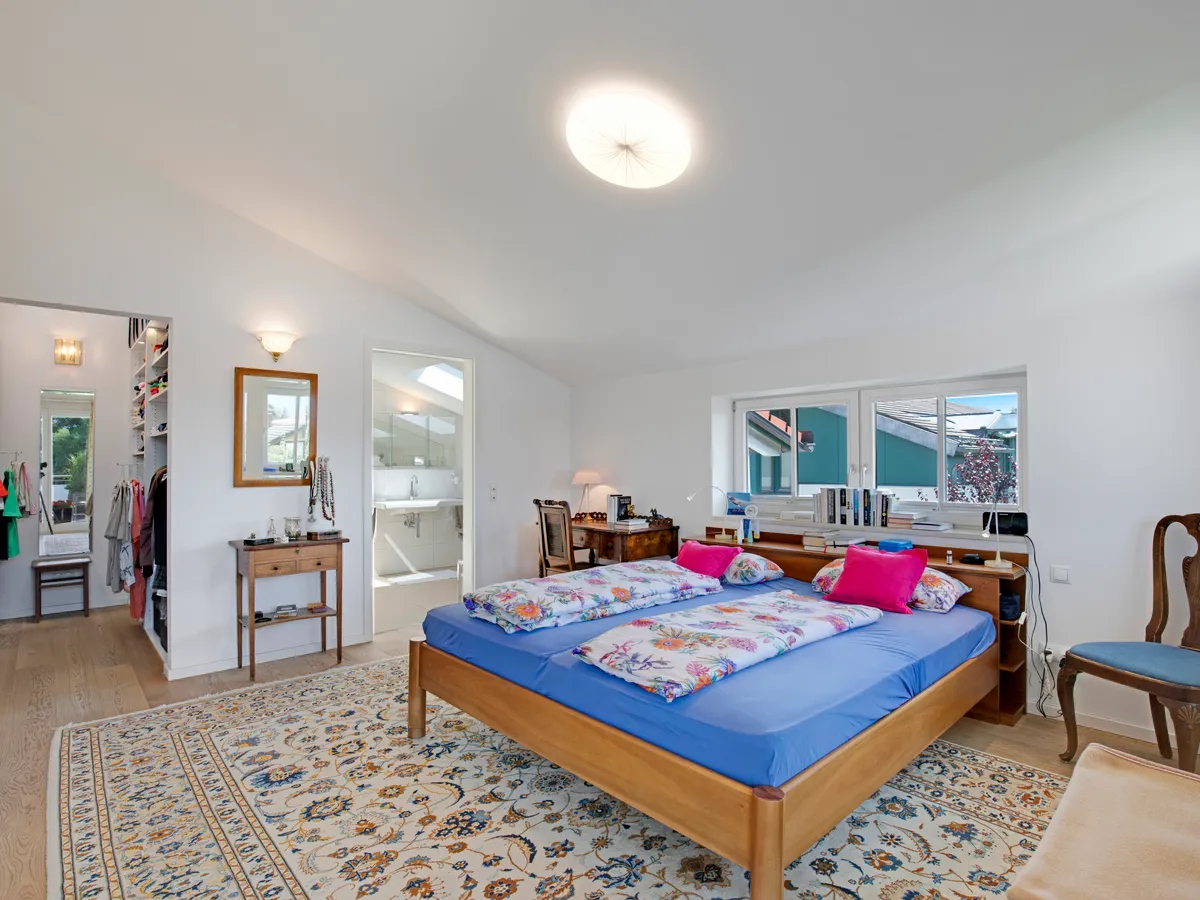 Schlafzimmer mit zugang zum Ankleidezimmer, Bad und Balkon
