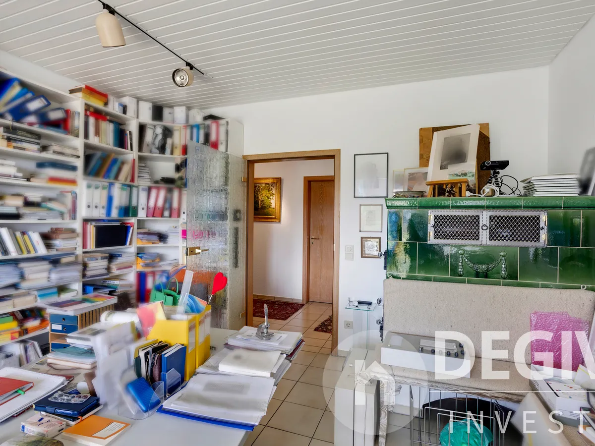 Arbeitszimmer mit historischem grünen Kachelofen