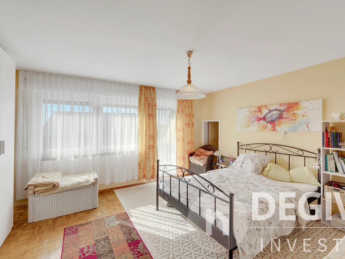 Schlafzimmer im Obergeschoss mit Balkon