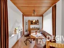 Essbereich mit Holzdecke und Eckbank