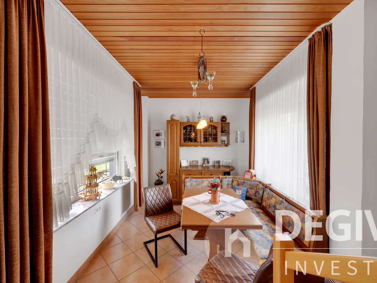 Essbereich mit Holzdecke und Eckbank