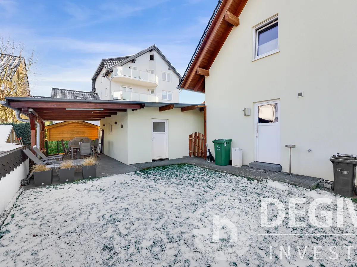 Überdachte Terrasse und Eingang Gartenseite