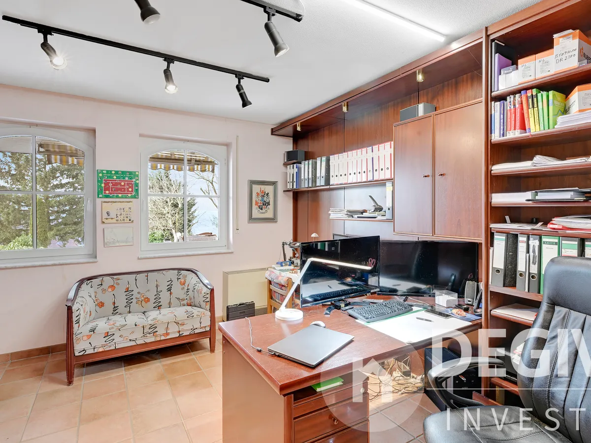 Arbeitsbereich mit Blick in den Garten