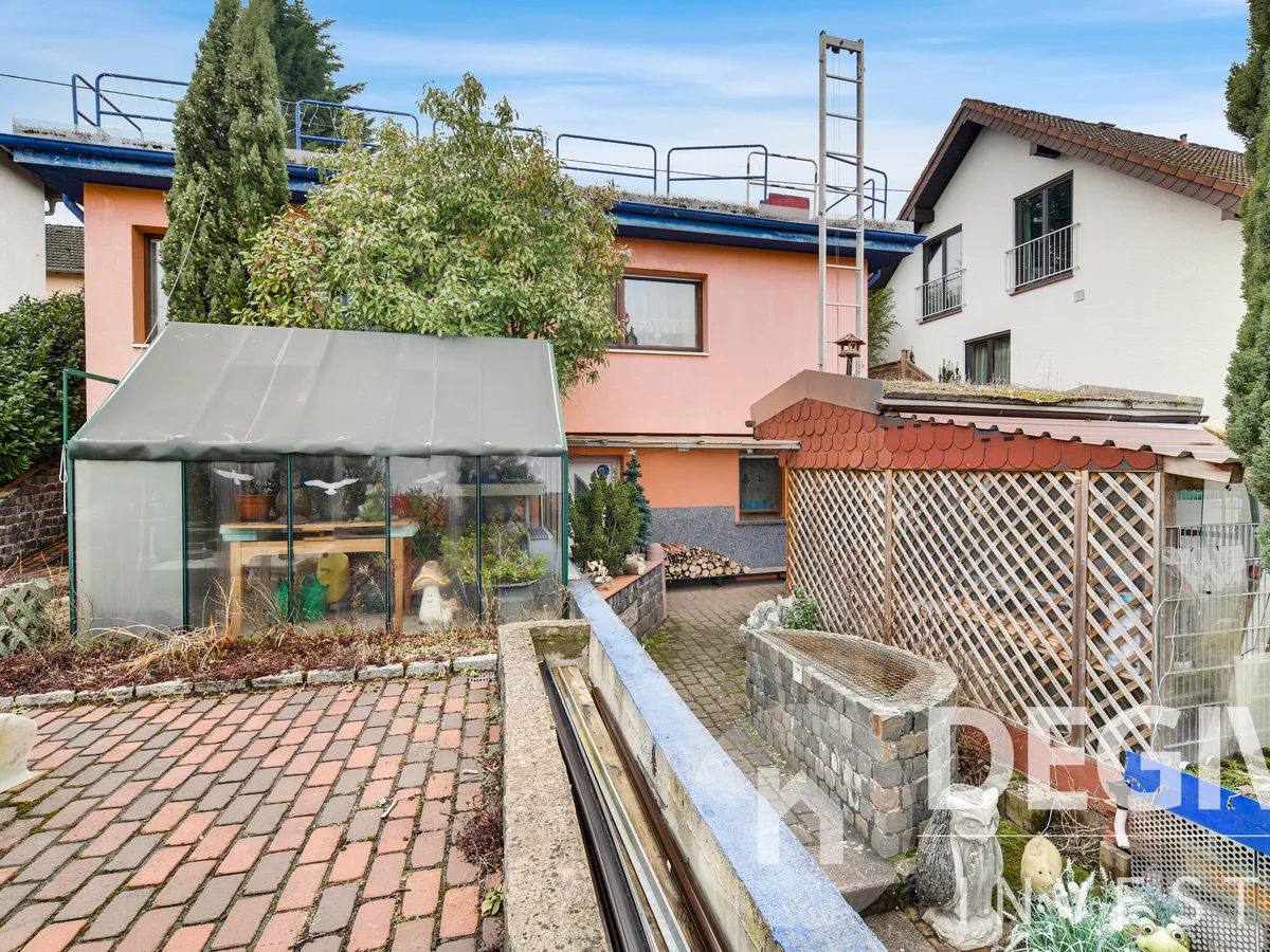 Gewächshaus und Terrasse