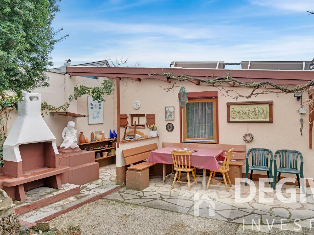 Überdachter Freisitz mit Grill