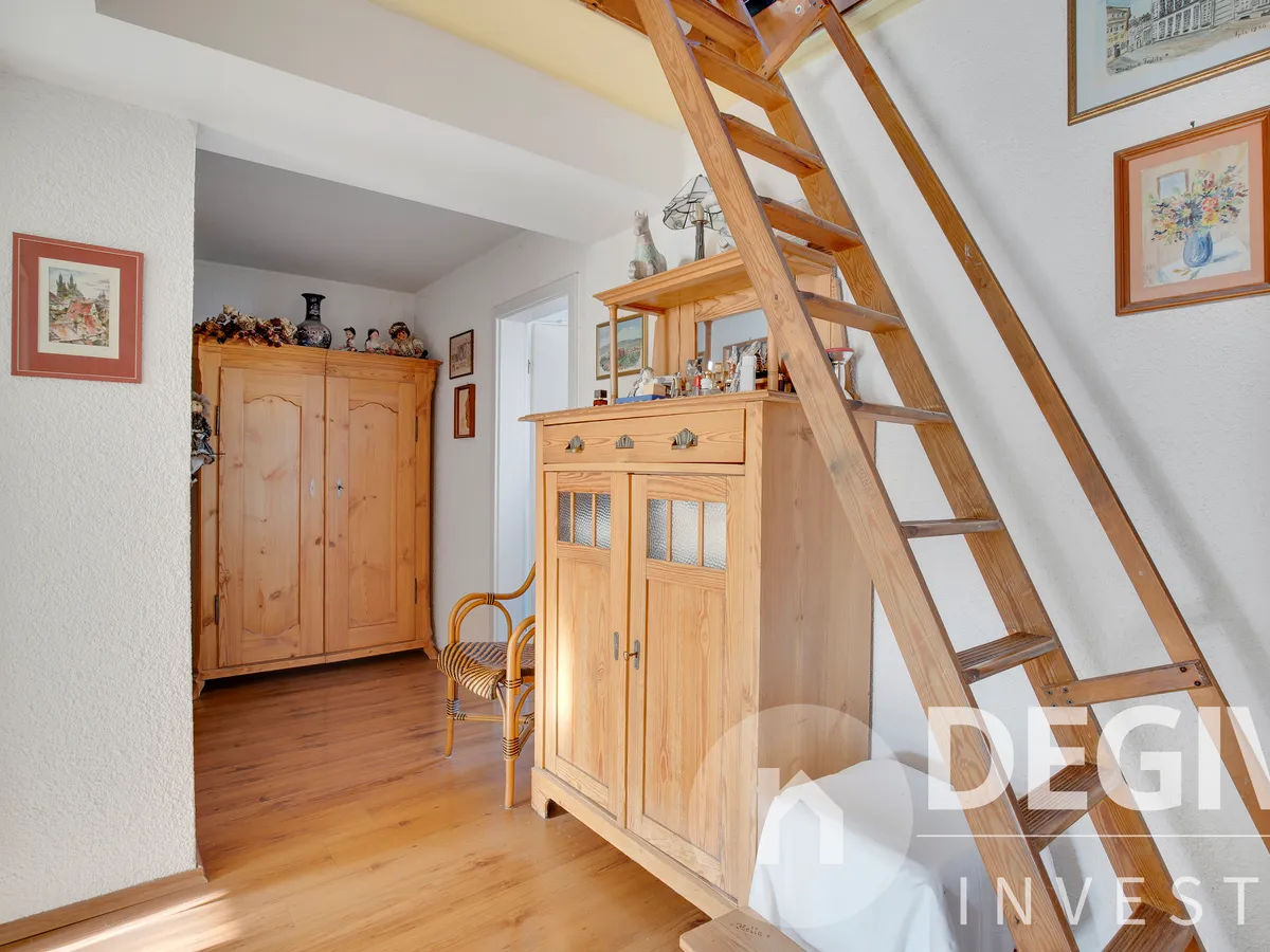 Flur OG mit Aufgang zum Spitzboden