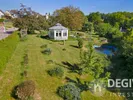 Garten mit Pavillion und Teich