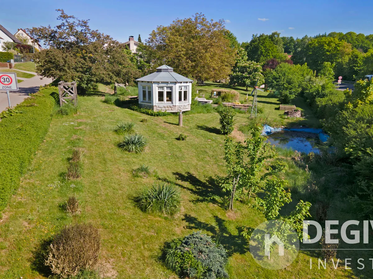Garten mit Pavillion und Teich