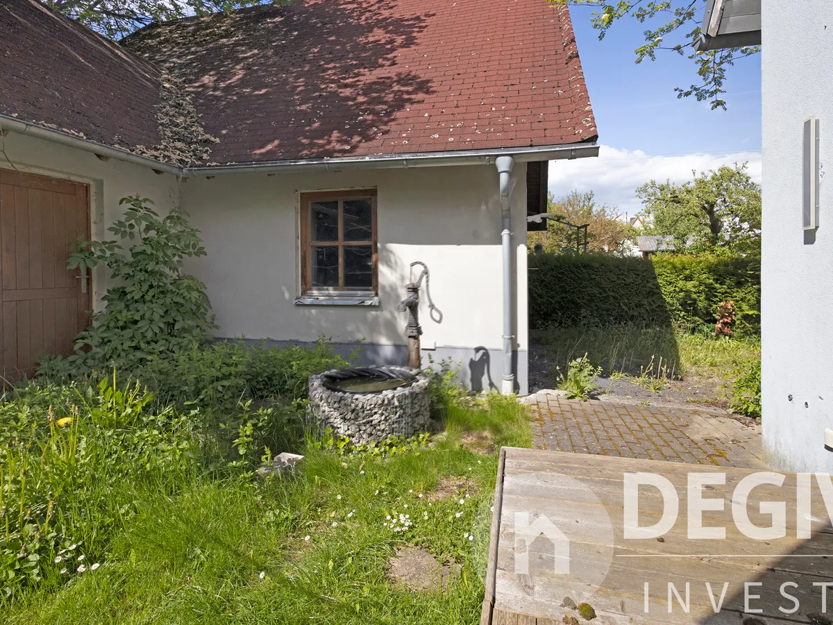 Brunnen und Garage
