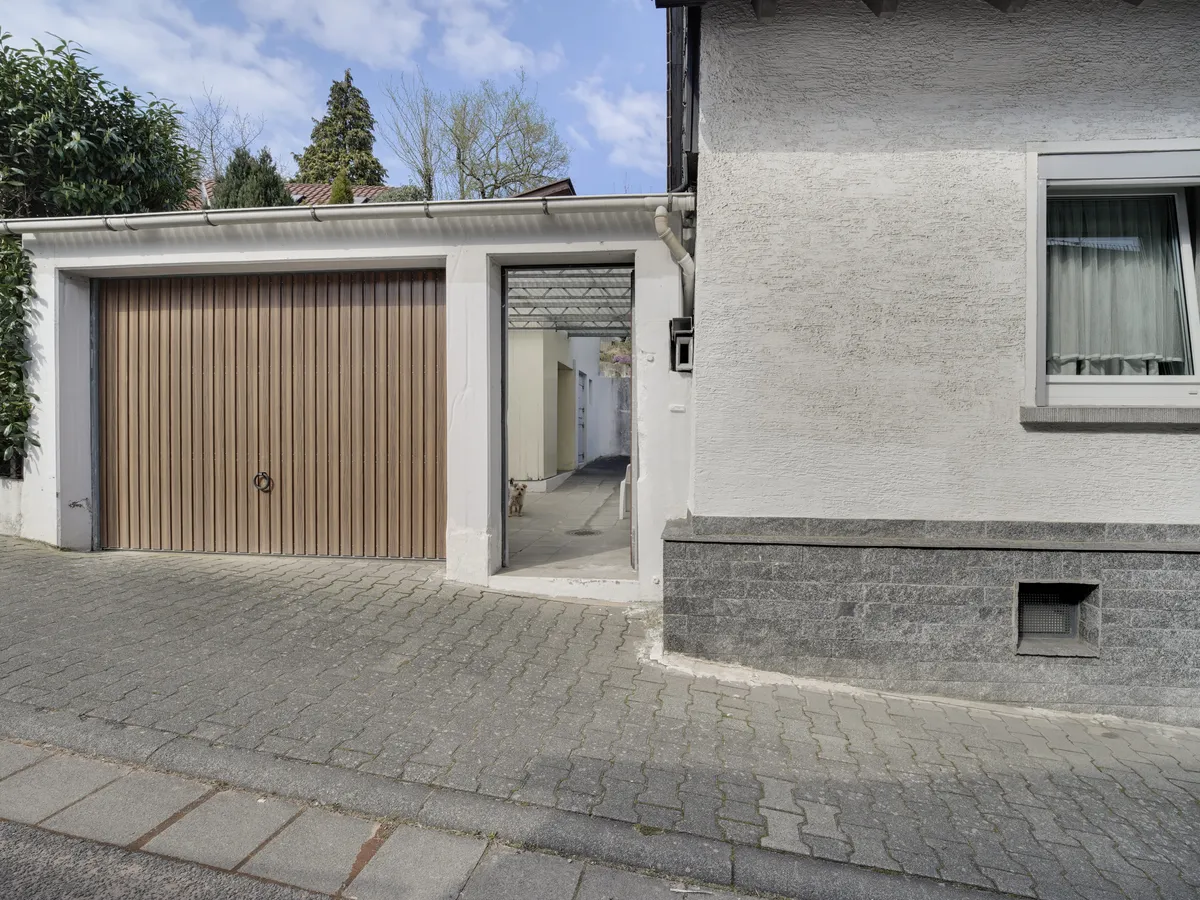 Garagentor und Einfahrt Nahansicht