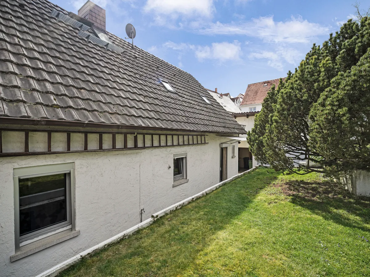 Haus seitlich mit Garten