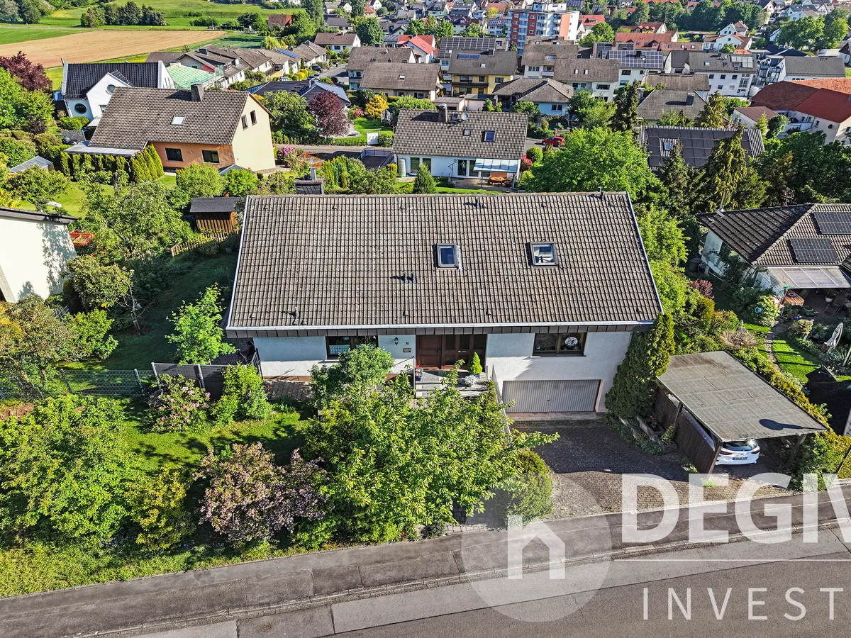 Drohnenaufnahme - Frontansicht mit Carport und Garage