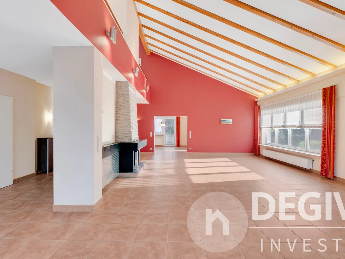 Wohn- und Essbereich mit Zugang zur Küche