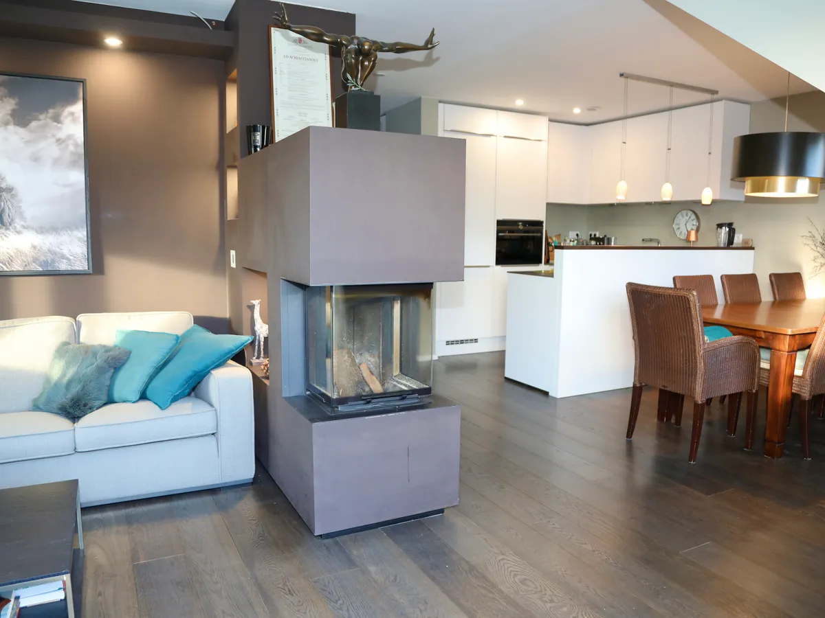 Wohnzimmer mit Kamin