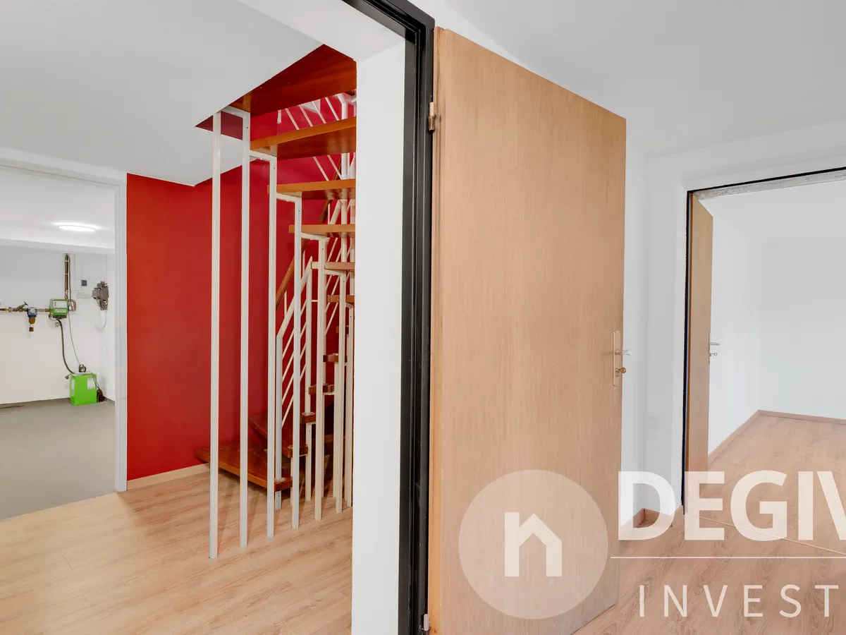 Flur UG mit Treppenhaus & Haustechnik