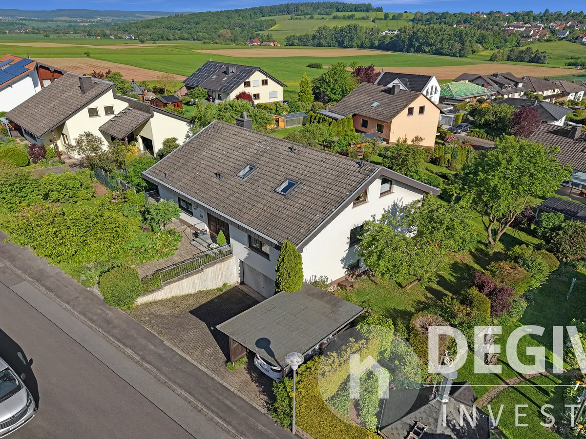Drohnenaufnahme - Seitenansicht mit Umgebung und Rhön-Panorama