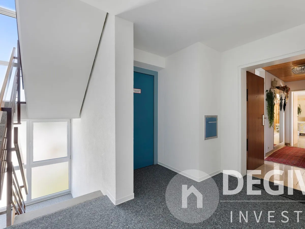 Hausflur mit Aufzug und Wohnungsentré