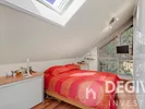 Schlafzimmer auf der Galerieebene mit Dachfenster