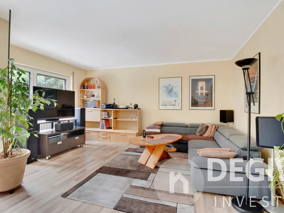 offenes Wohnzimmer mit Kamin und Terrasse