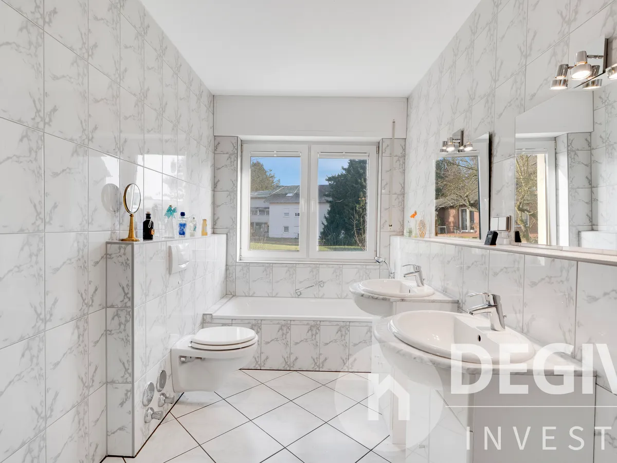 Badezimmer mit Badewanne 