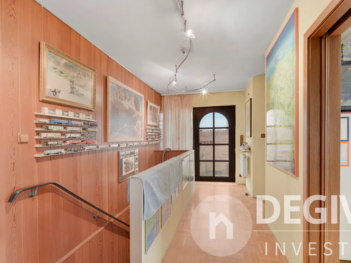 Flur mit Holzvertäfelung