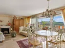 Wohn-Esszimmer mit Sicht in die umliegenden Weinberge