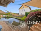 Große überdachte Terrasse mit Segeln