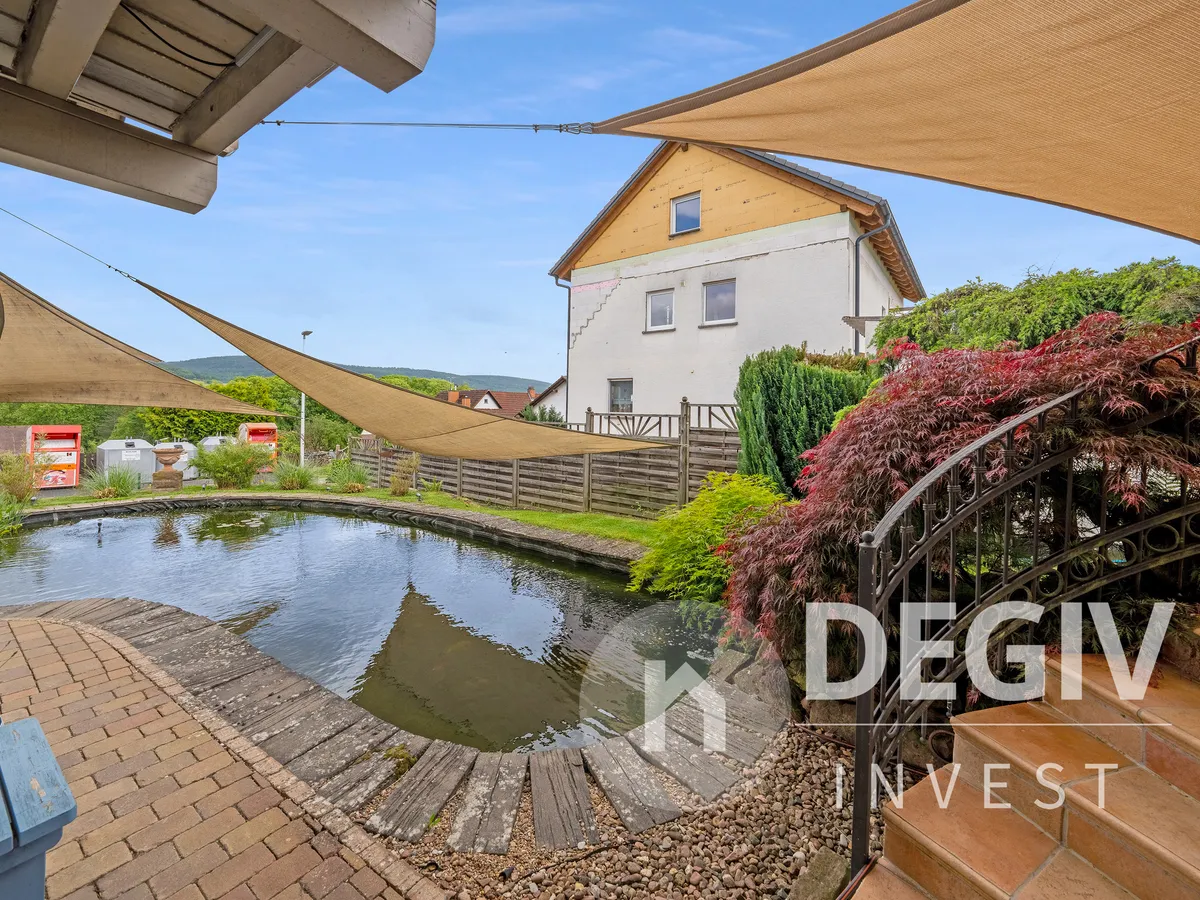 Große überdachte Terrasse mit Segeln