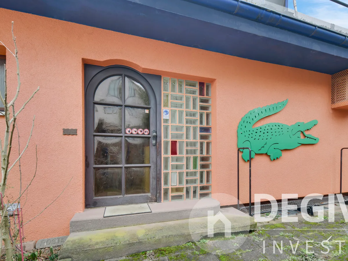 Eingangsbereich mit charakteristischer Rundbogentür