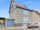 Hausfront mit Garage 