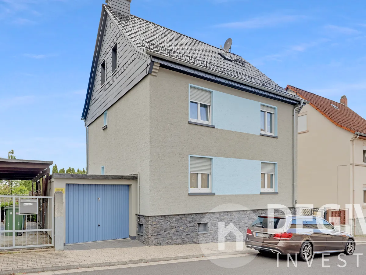 Hausfront mit Garage 