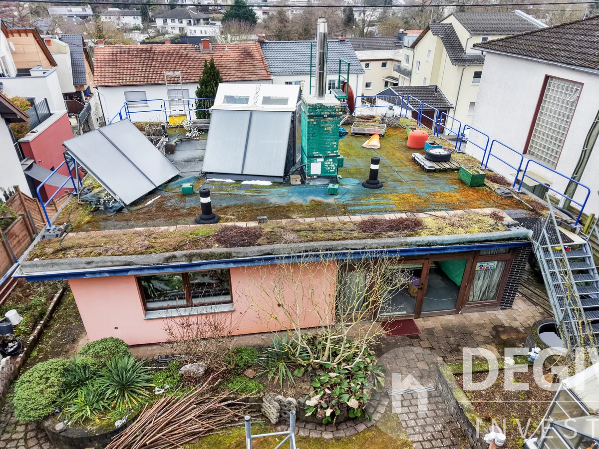 - Blick auf die Dachterrasse mit Solarthermie