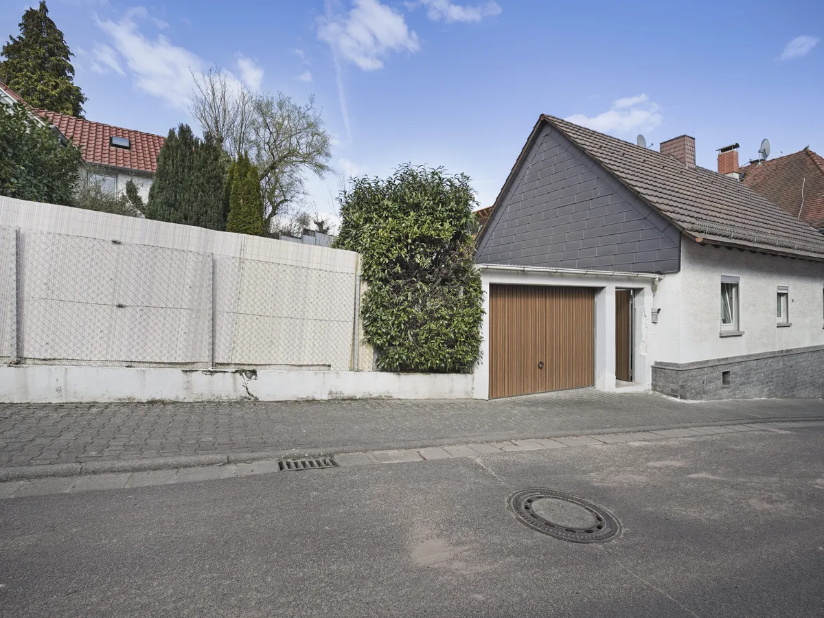 Straßenansicht frontal mit Garagentor