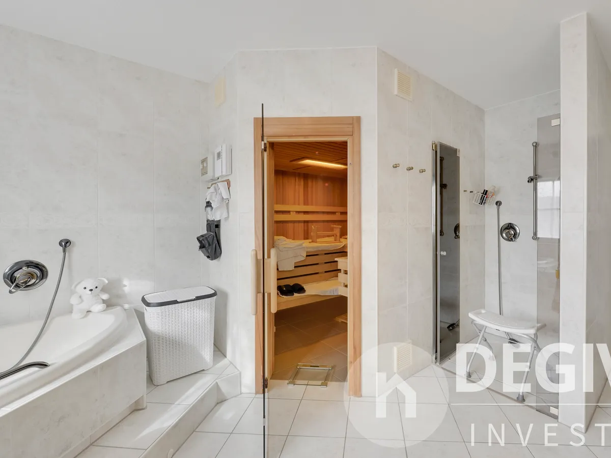 Bad mit Blick zur Sauna