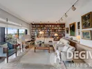 Wohnzimmer mit raumhoher Bibliothek