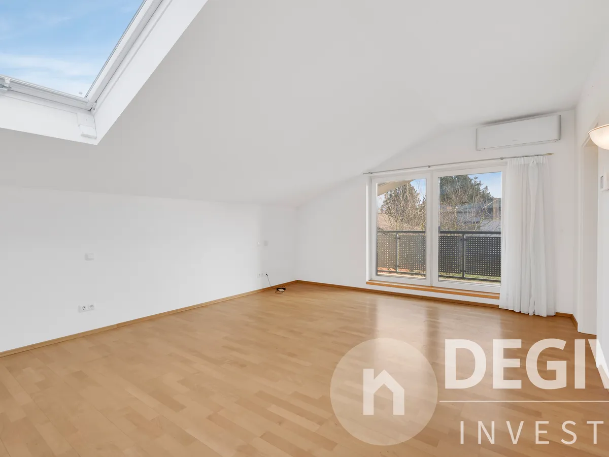 Schlafzimmer mit Holzboden & Dachfenster