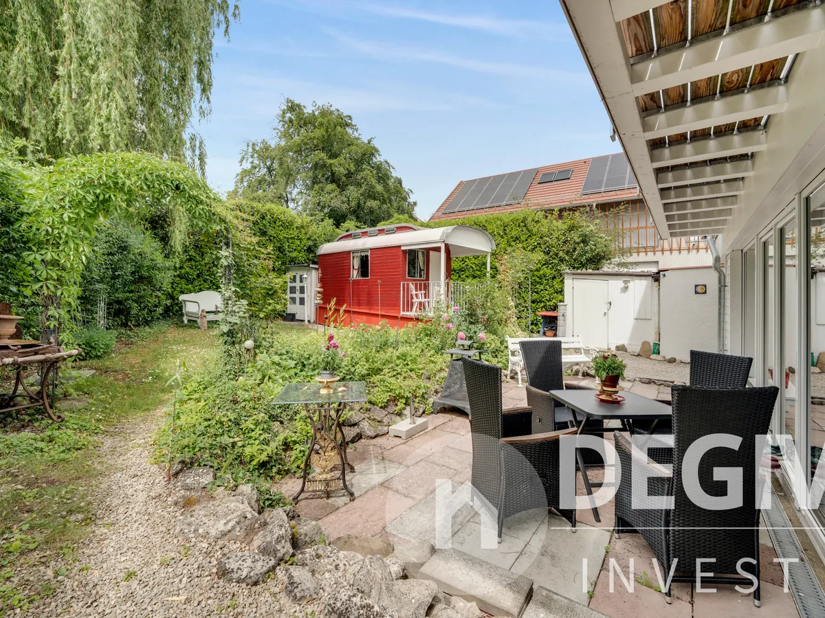 große Terrasse mit Blick in den Garten