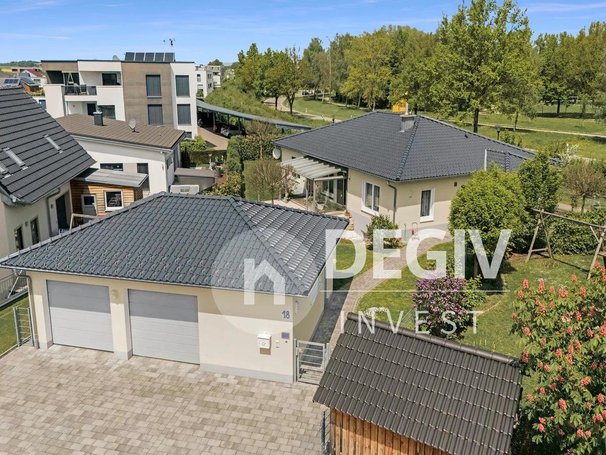 Garage und Stellplätze