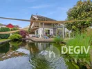 Gartenanlage mit Teich und Wintergarten