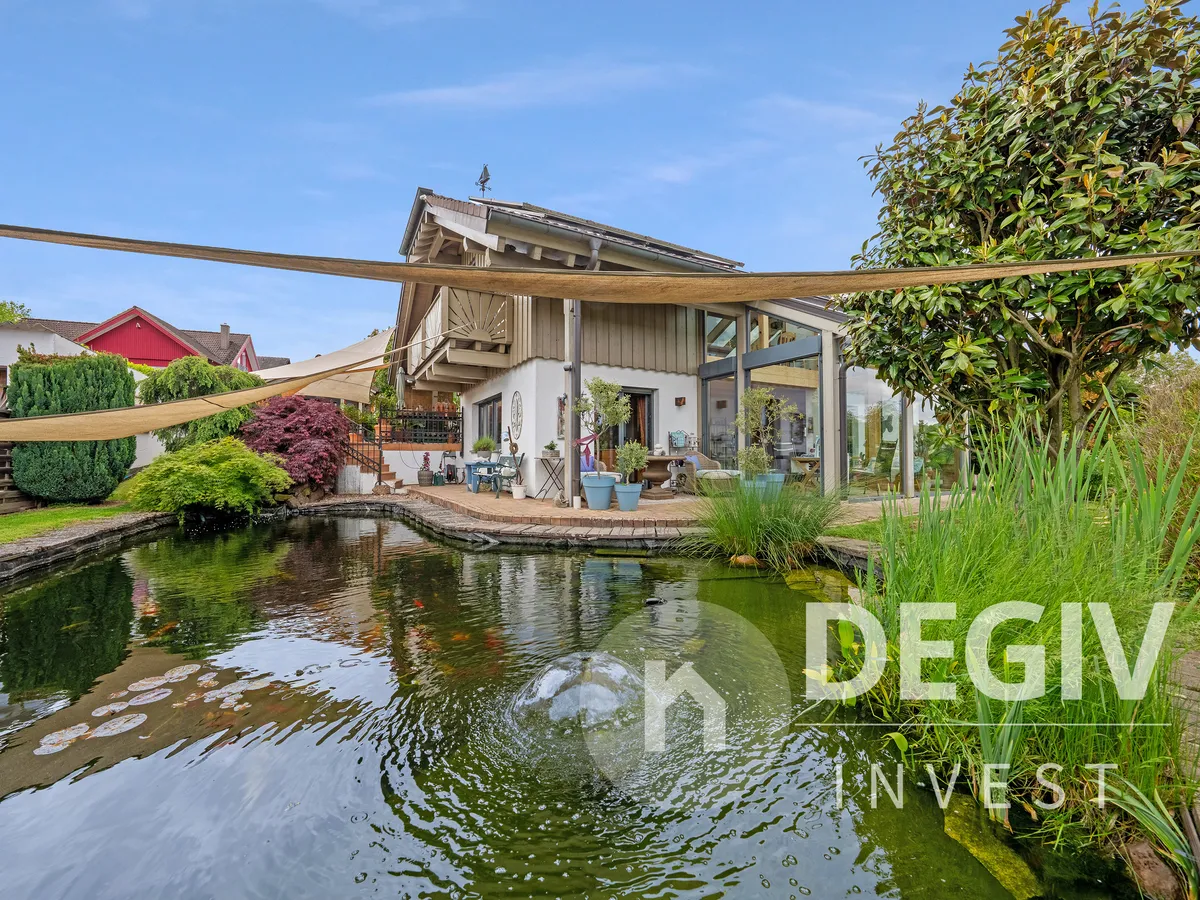 Gartenanlage mit Teich und Wintergarten
