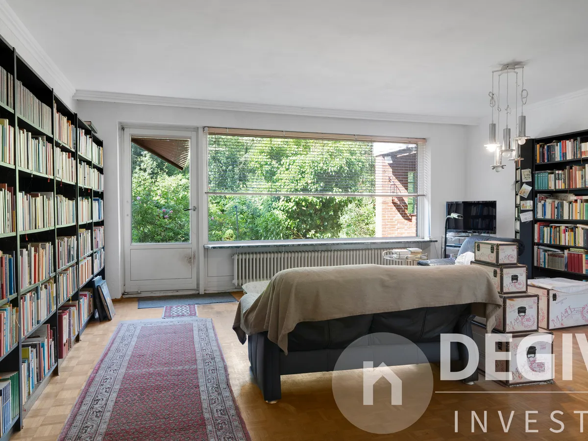 Wohnzimmer mit Fensterfront