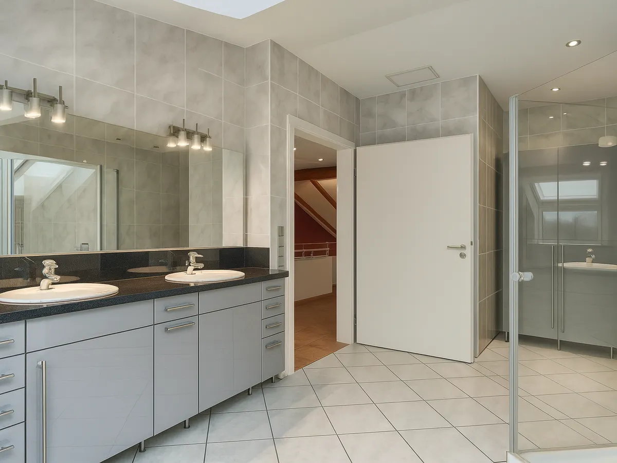 Tageslichtduschbad im Obergeschoss mit Doppelwaschbecken