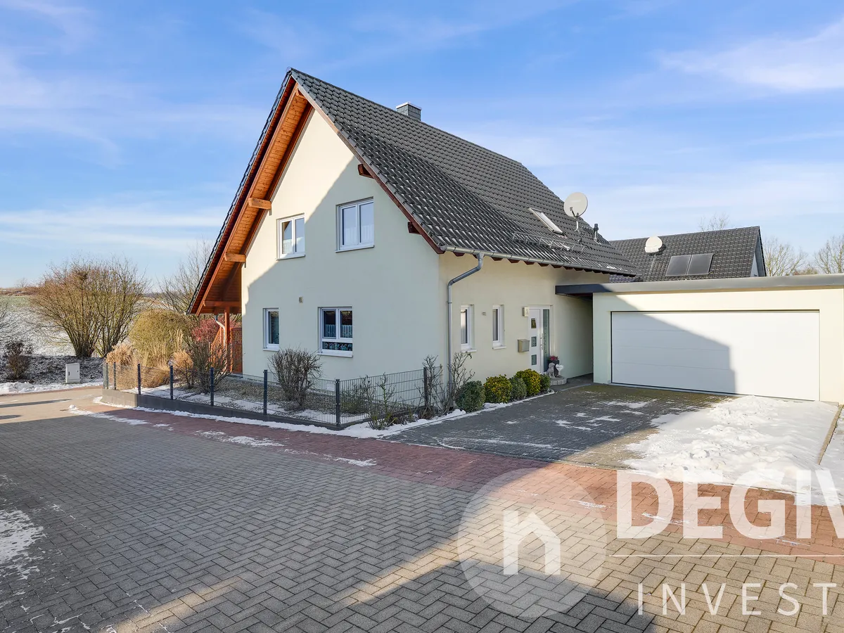 Außenansicht mit Garage