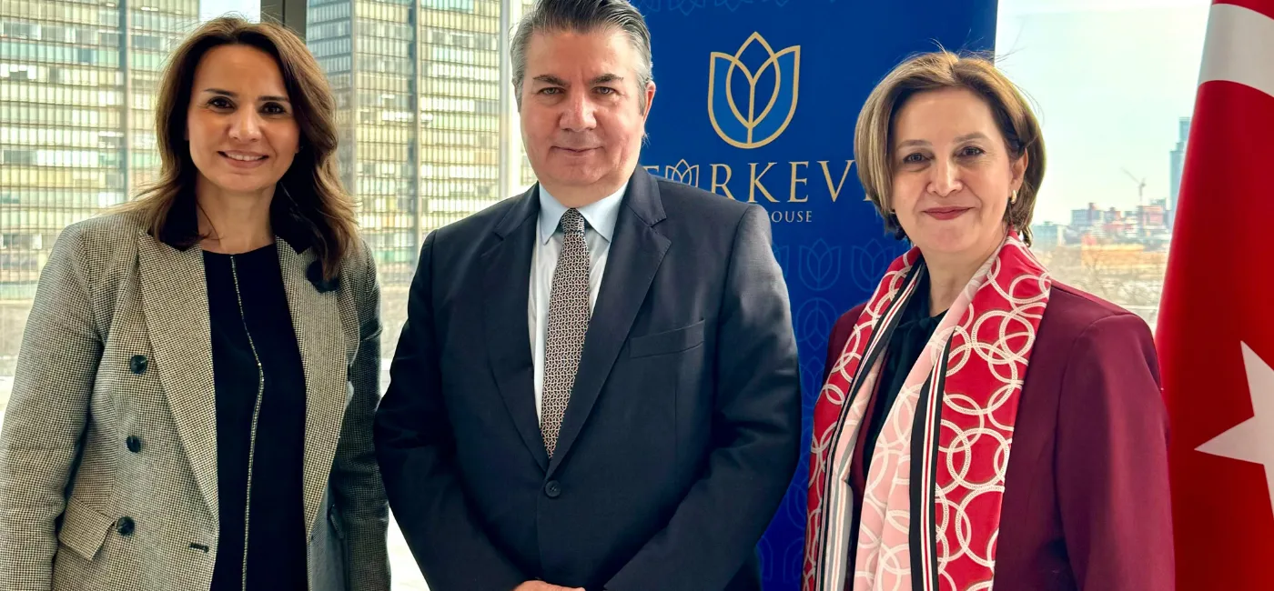 KAGİDER Başkanı Esra Bezircioğlu Türkiye'nin Birleşmiş Milletler Daimi Temsilcisi Büyükelçi Sedat Önal ve Başkonsolos Muavini Figen Önal'ı makamında ziyaret etti. 