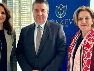 KAGİDER Başkanı Esra Bezircioğlu Türkiye'nin Birleşmiş Milletler Daimi Temsilcisi Büyükelçi Sedat Önal ve Başkonsolos Muavini Figen Önal'ı makamında ziyaret etti. 