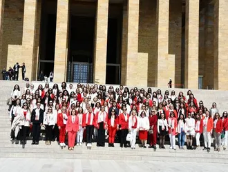 Women Entrepreneurs Association of Turkey (KAGİDER) visited Anıtkabir before May 19 with its women entrepreneur members and 100 young women who graduated from the "Women Leaders of the Future" project.