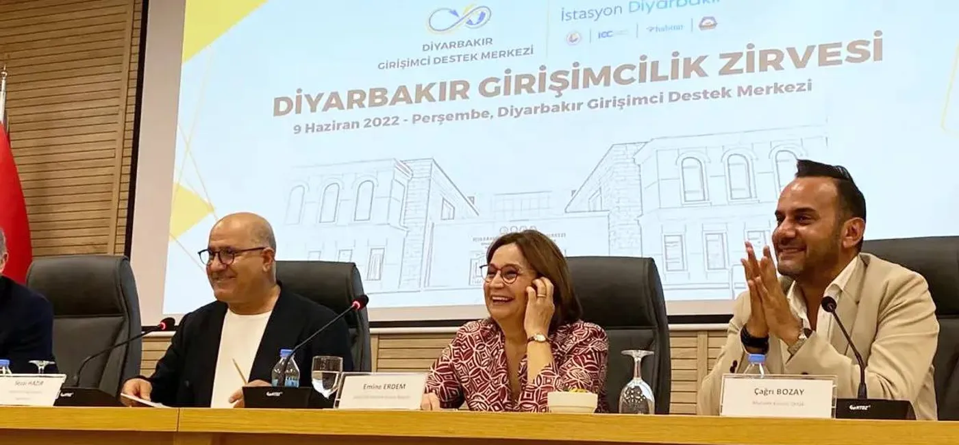 Türkiye'deki ilk topluluk merkezi 'Facebook İstasyon' Diyarbakır'da açıldı.